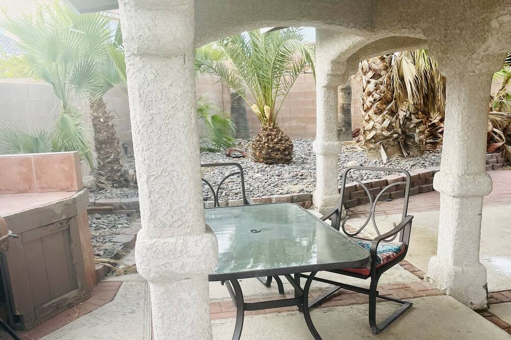 Photo of Patio Balcony in Briar Hill Park