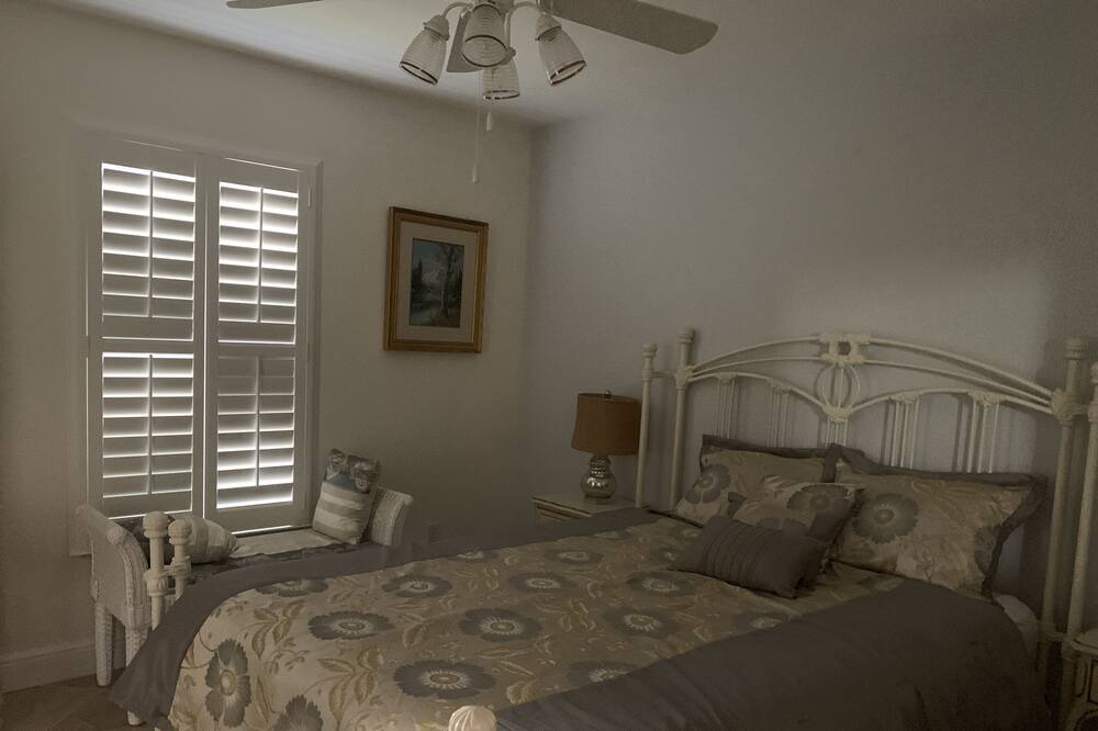 Photo of Bedroom in Crown Pointe