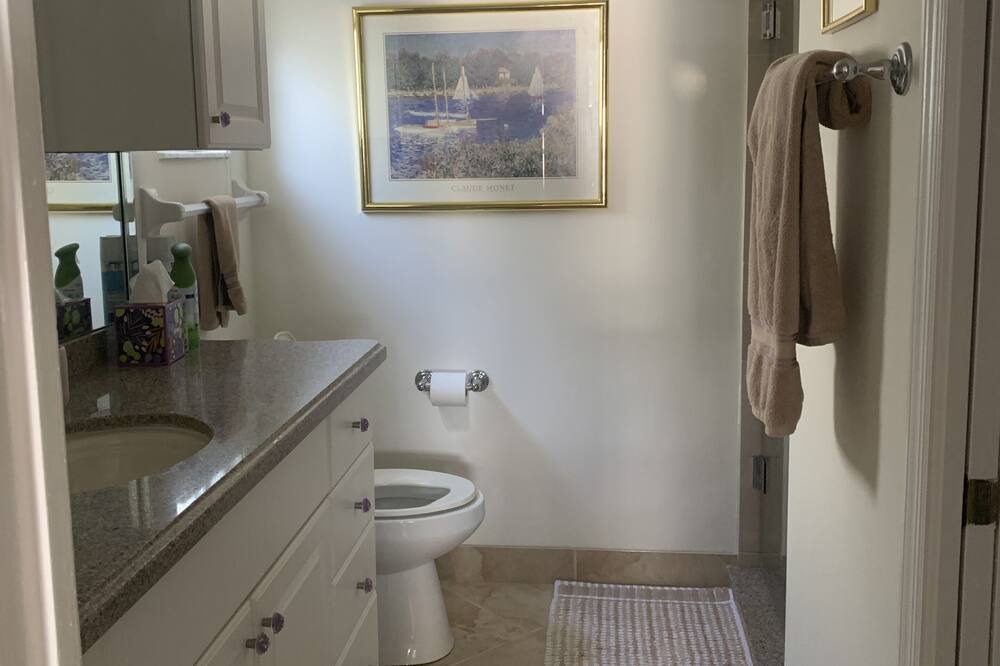 Photo of Bathroom in Crown Pointe