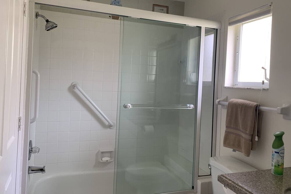 Photo of Bathroom in Crown Pointe