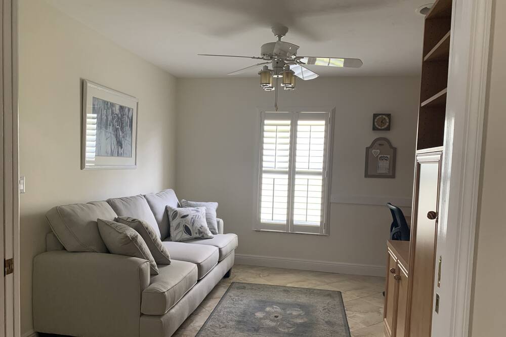 Photo of Livingroom in Crown Pointe
