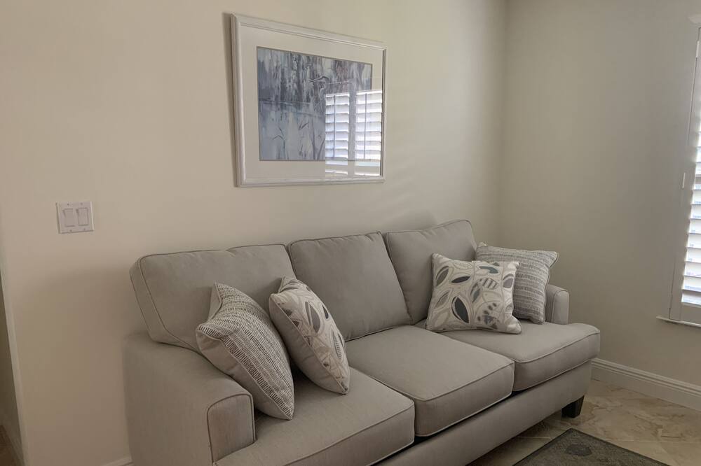 Photo of Livingroom in Crown Pointe