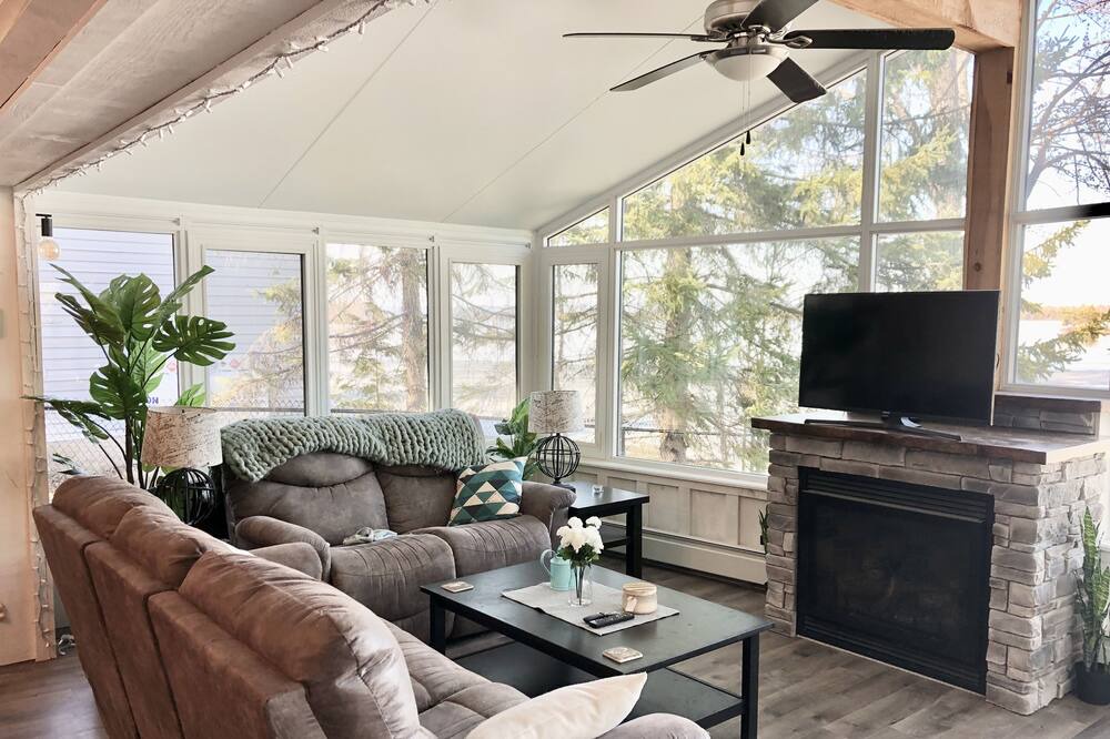 Photo of Livingroom in Pembroke