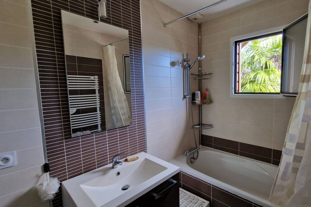 Photo of Bathroom in Leognan