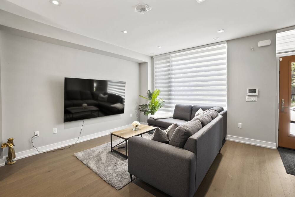 Photo of Livingroom in Church and Wellesley