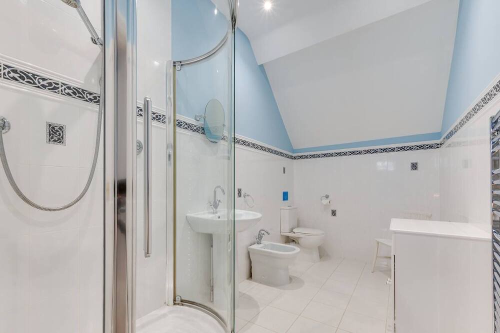 Photo of Bathroom in Hartfield