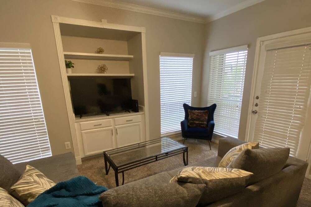Photo of Livingroom in Greater Greenspoint