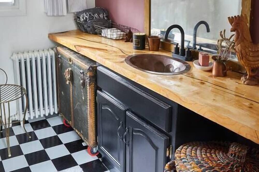 Photo of Bathroom in Debruce