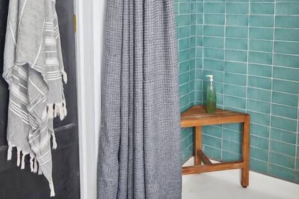 Photo of Bathroom in Debruce