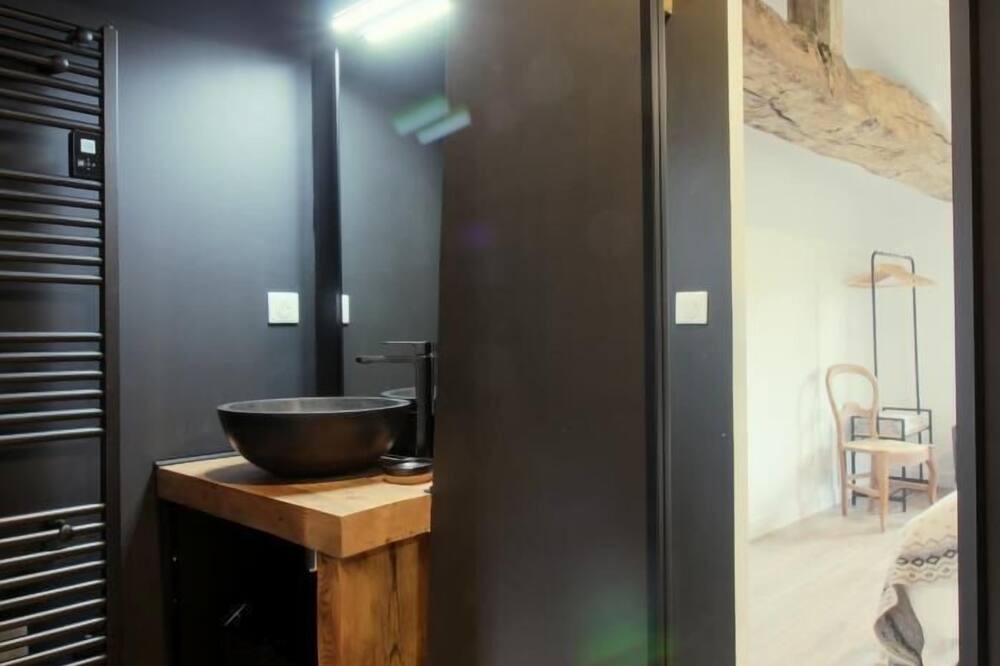 Photo of Bathroom in Pomerol