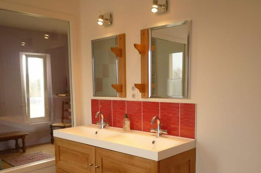 Photo of Bathroom in Saint-Pierre-de-Bat