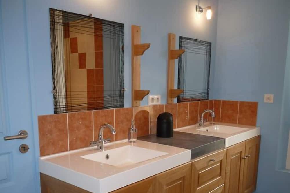 Photo of Bathroom in Saint-Pierre-de-Bat