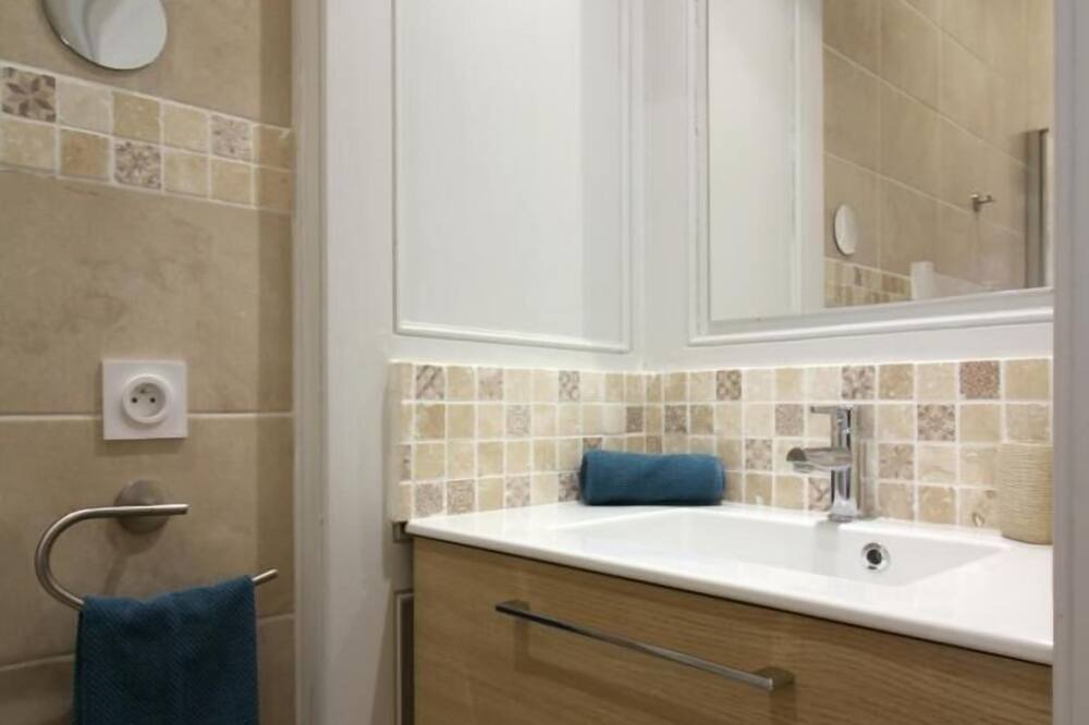 Photo of Bathroom in Laroque