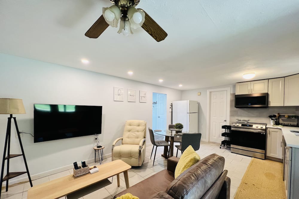 Photo of Livingroom in Glen Cove