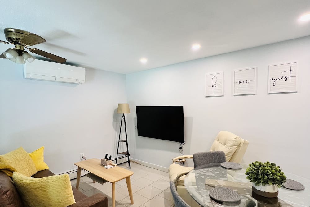 Photo of Livingroom in Glen Cove