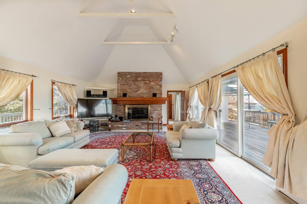 Photo of Livingroom in Prides Crossing