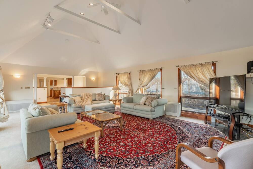 Photo of Livingroom in Prides Crossing
