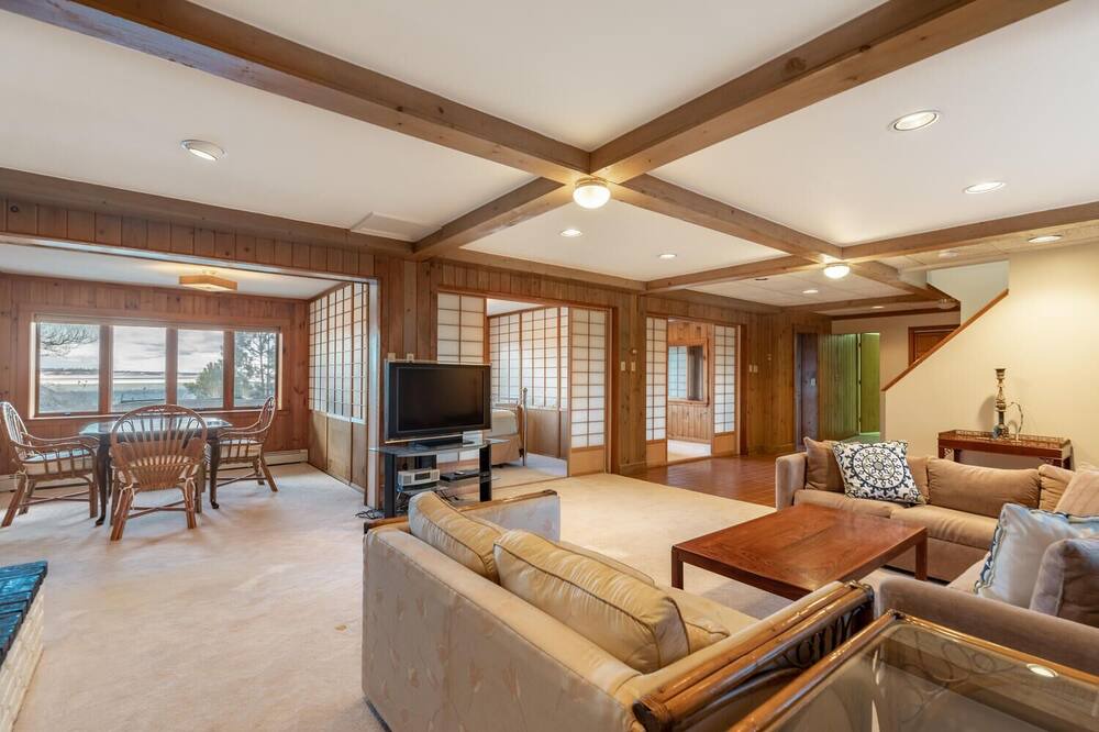 Photo of Livingroom in Prides Crossing