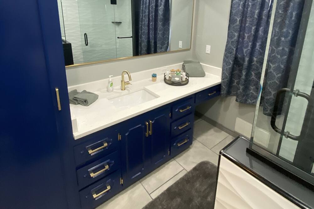 Photo of Bathroom in Dawn