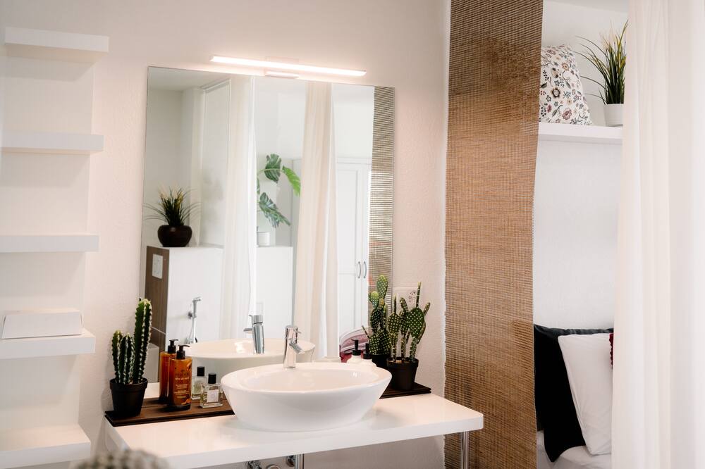 Photo of Bathroom in Rolle