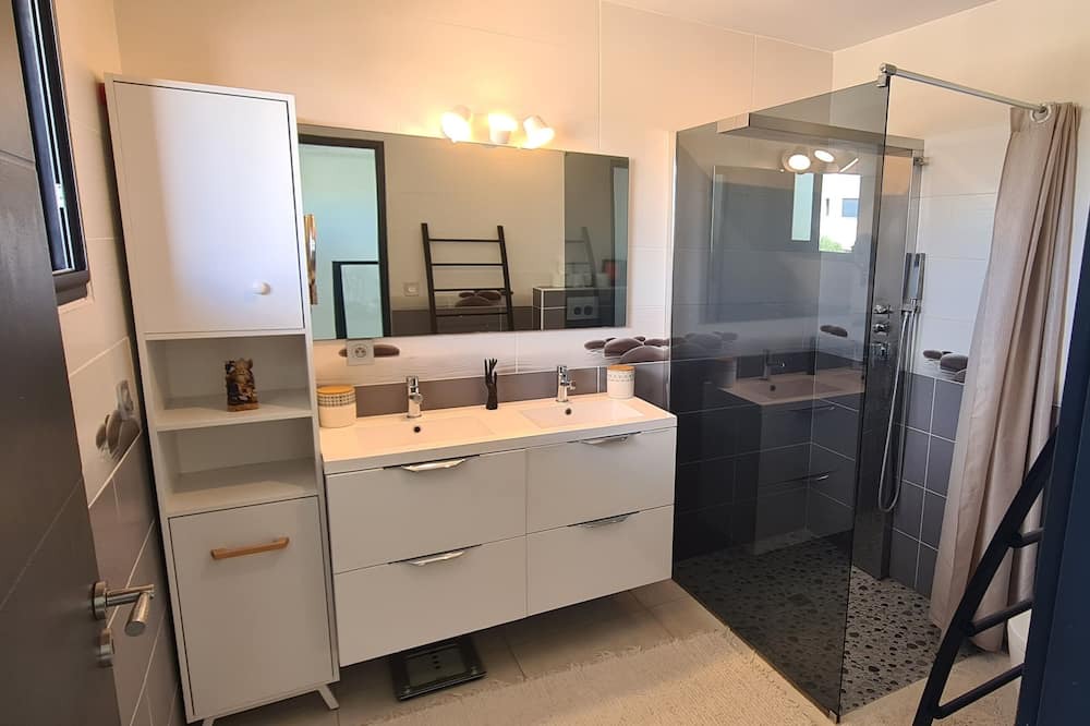 Photo of Bathroom in Villeneuve-de-la-Raho