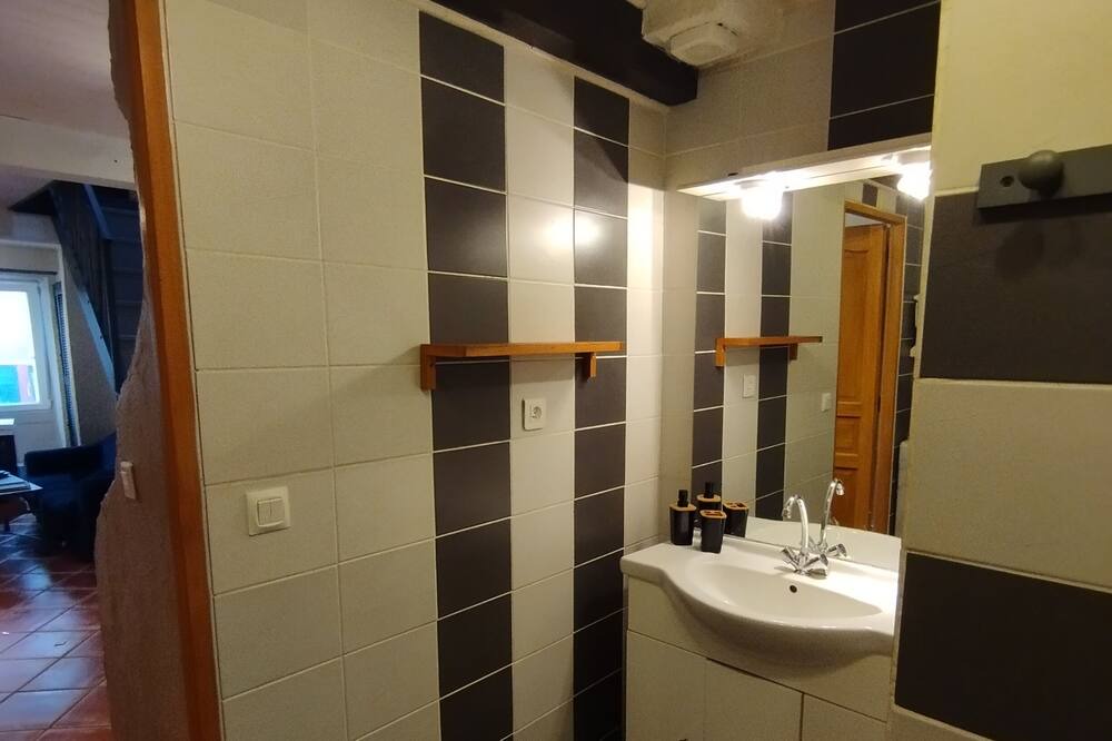 Photo of Bathroom in Belveze-du-Razes