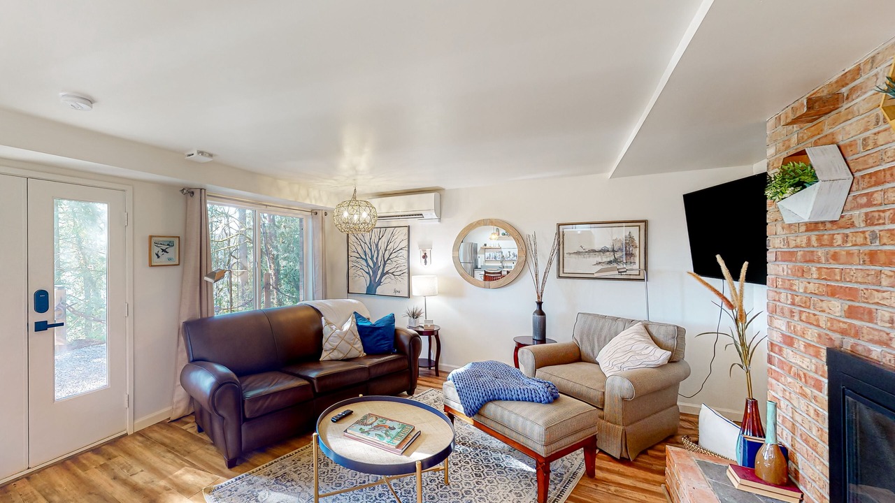 Photo of Livingroom in Maple Heights-Lake Desire