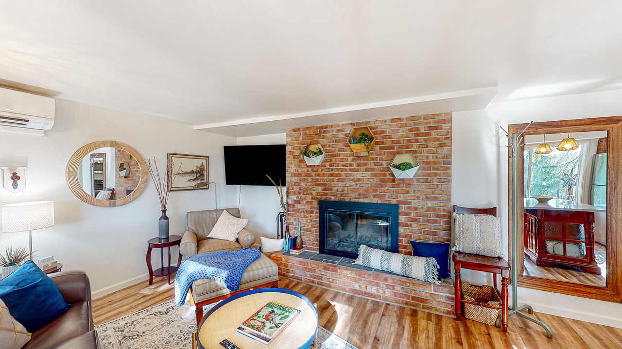 Photo of Livingroom in Maple Heights-Lake Desire