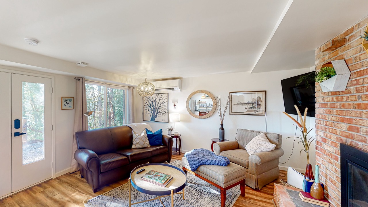 Photo of Livingroom in Maple Heights-Lake Desire