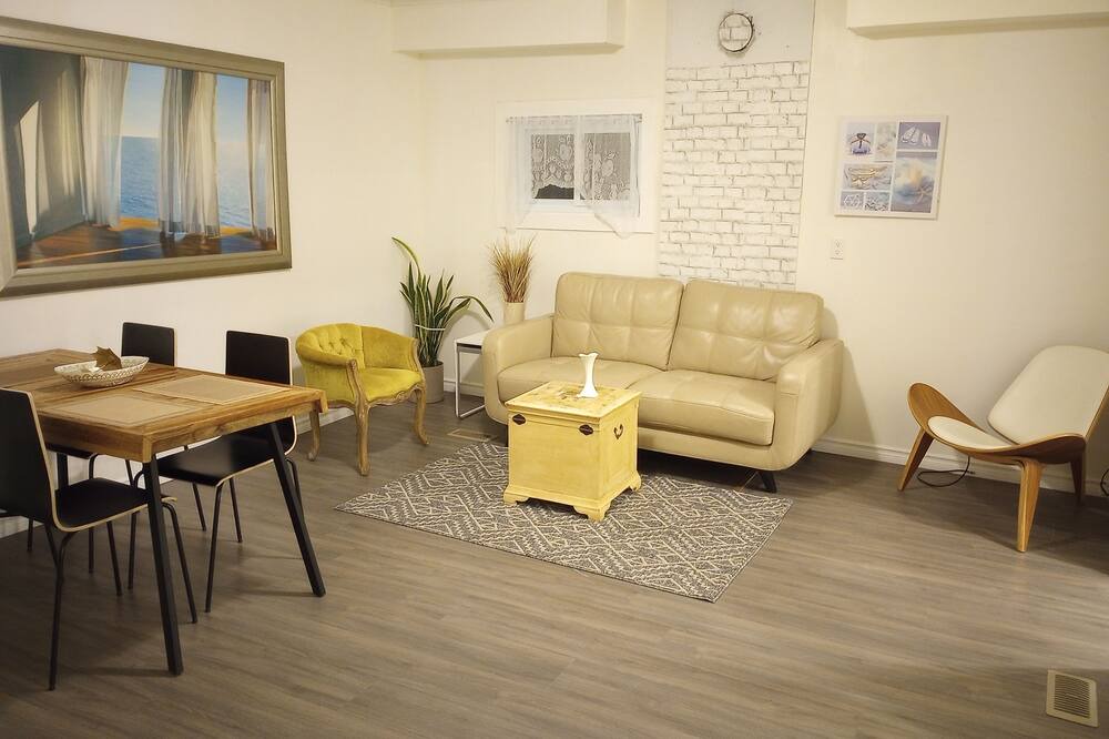 Photo of Livingroom in MacTier