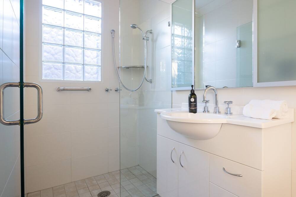 Photo of Bathroom in Narrawallee