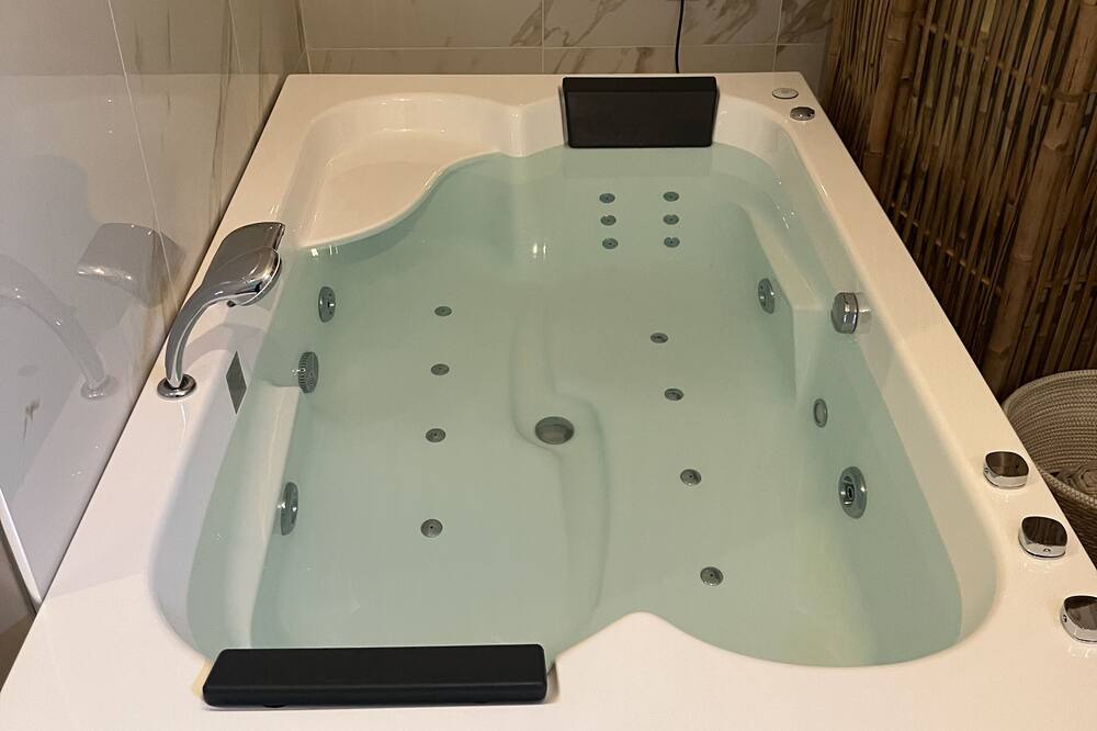 Photo of Bathroom in Hardricourt