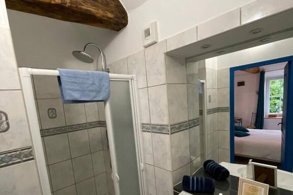 Photo of Bathroom in Couvignon