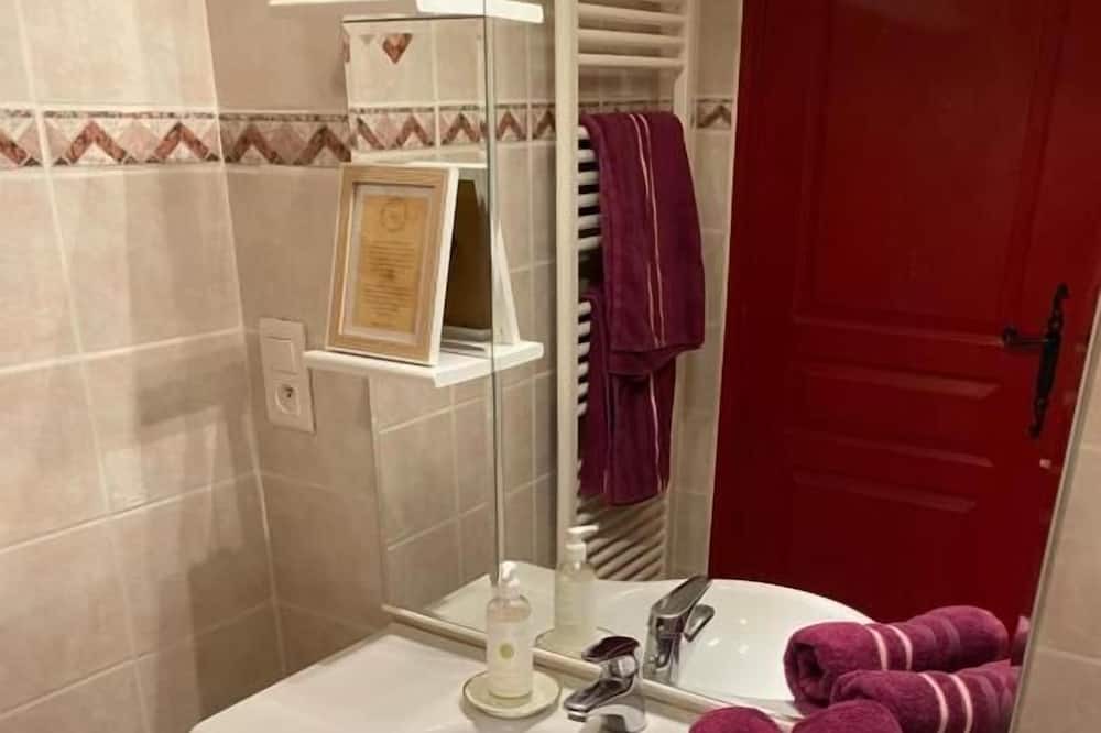 Photo of Bathroom in Couvignon