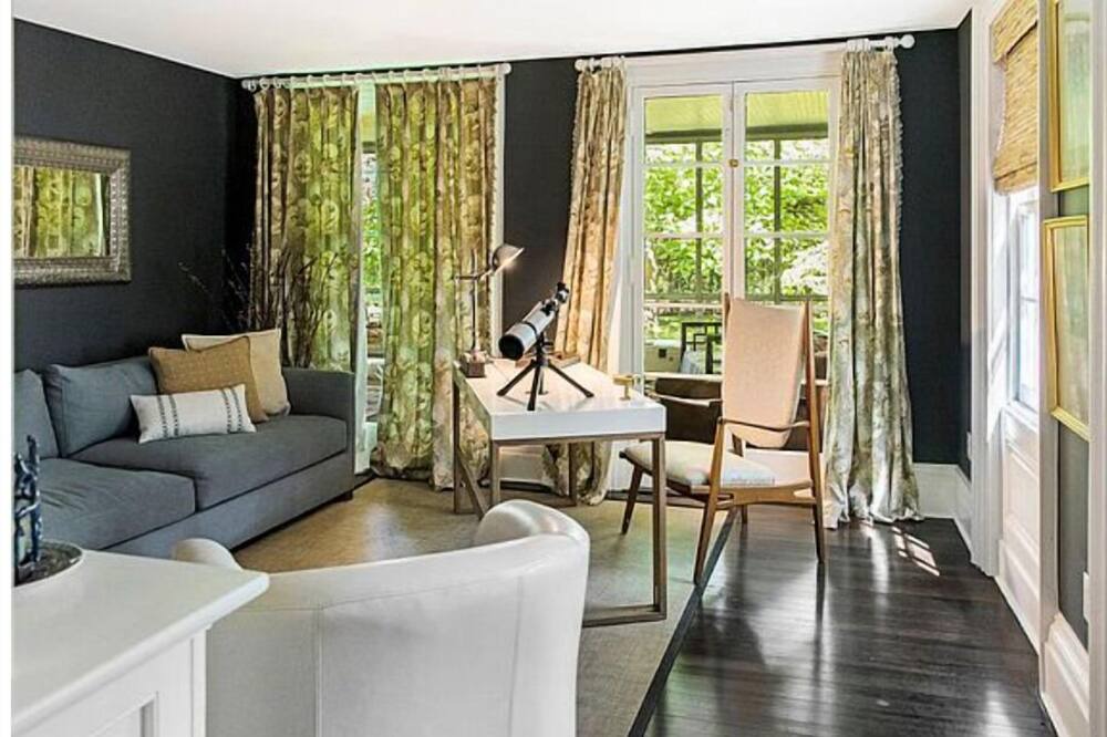 Photo of Livingroom in Village of Southampton