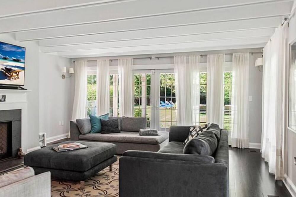 Photo of Livingroom in Village of Southampton