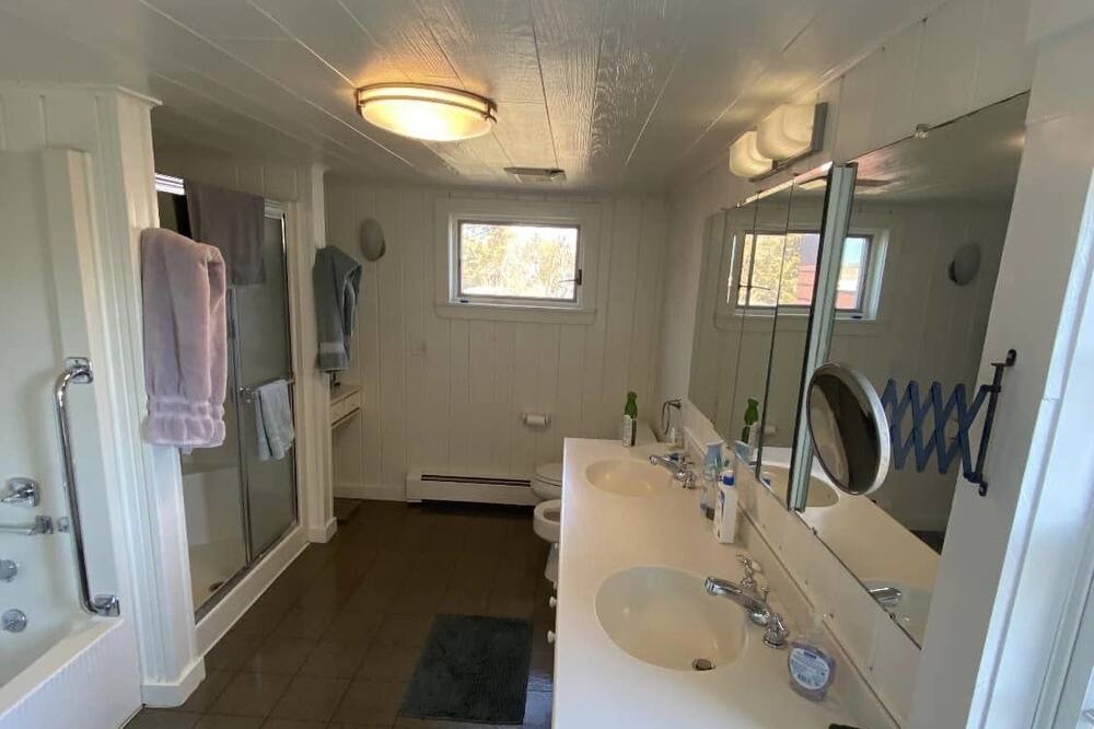 Photo of Bathroom in New Suffolk