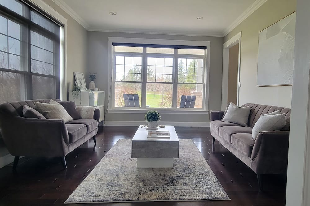 Photo of Livingroom in Montague