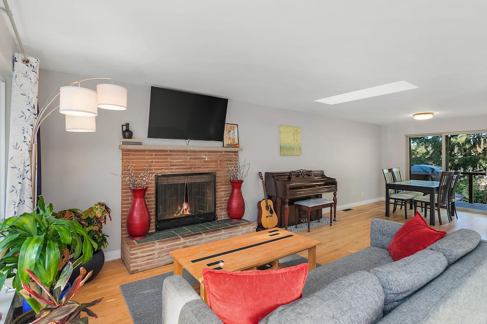 Photo of Livingroom in Olympic Hills