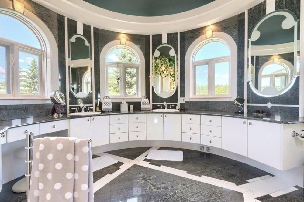 Photo of Bathroom in Papineau Regional County Municipality