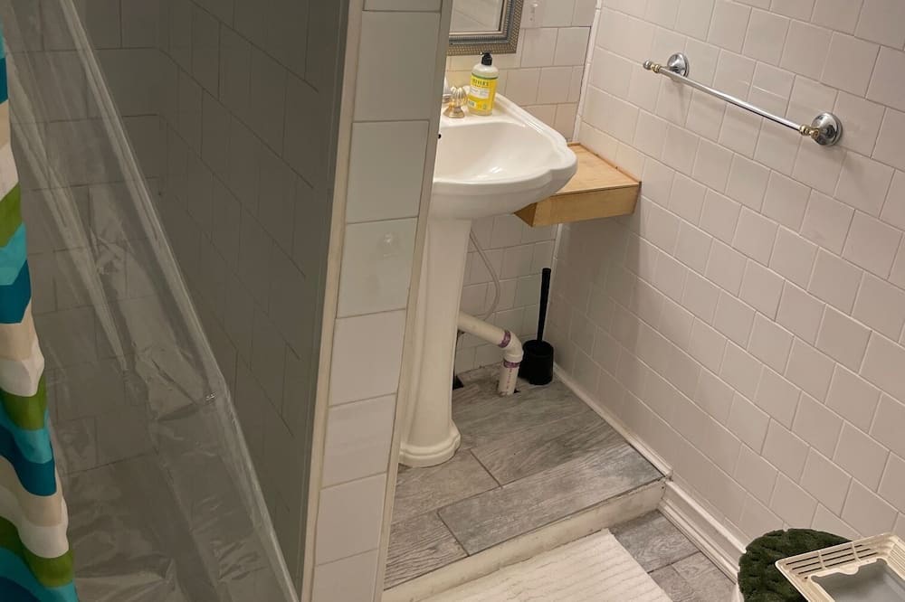Photo of Bathroom in West Street - River Street