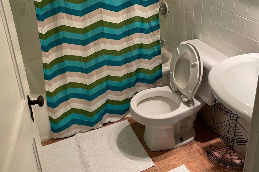 Photo of Bathroom in Metropolitan Hill - Beech Street