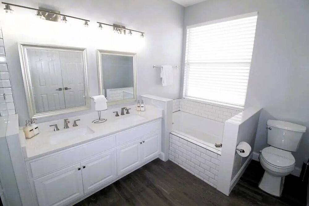 Photo of Bathroom in Sunset Lakes