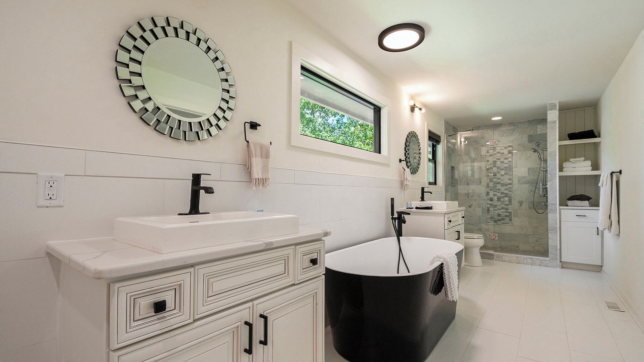 Photo of Bathroom in Hiawassee