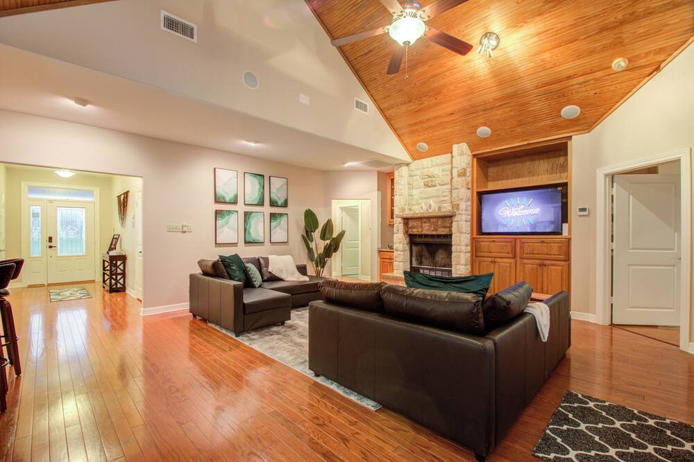 Photo of Livingroom in Pointblank