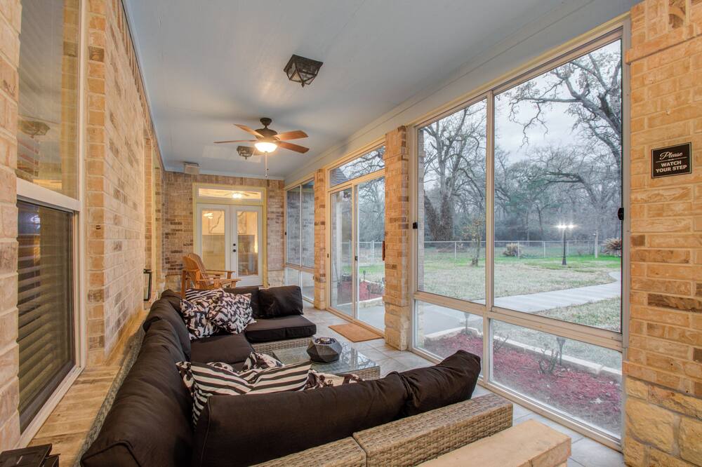 Photo of Livingroom in Pointblank