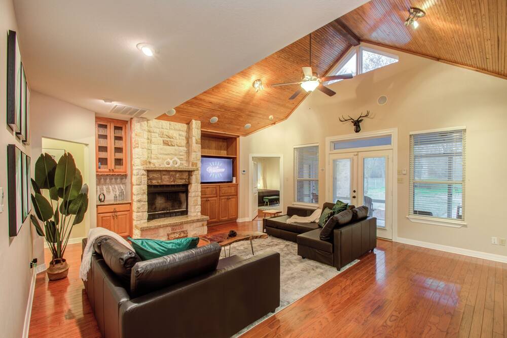 Photo of Livingroom in Pointblank