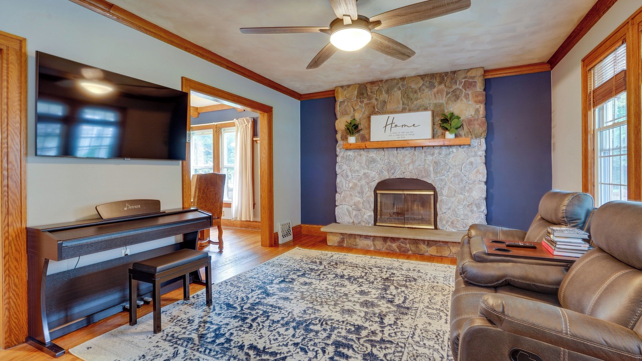 Photo of Livingroom in Utica