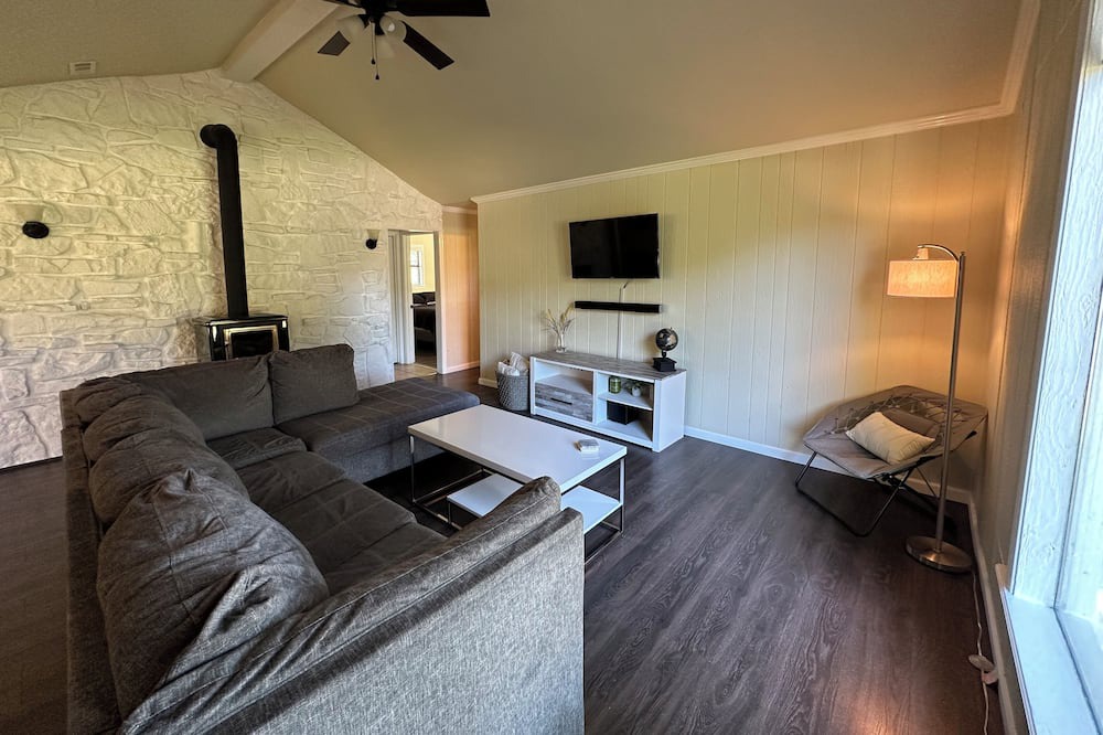 Photo of Livingroom in Lowell