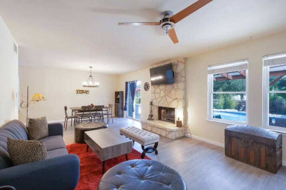 Photo of Livingroom in Anderson Mill